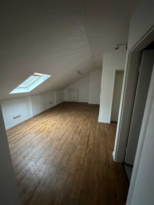 Frisch renovierte 2-Zi.-DG Wohnung mit Küche