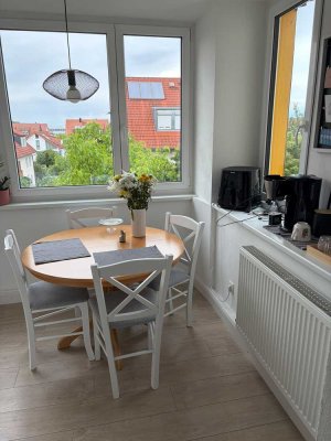 Charmante, helle 2 Zimmer Wohnung mit großer Küche