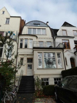 Hochwertige Vier-Zimmer-Maisonette-Wohnung mit drei Balkonen in Altbremer Haus im Peterswerder
