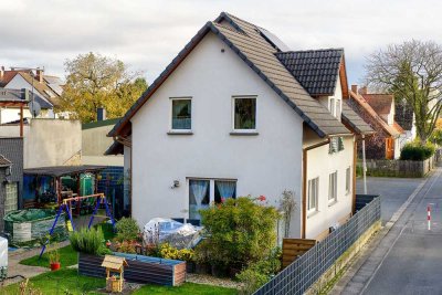 **Mehrgenerationen-Ensemble in Pfungstadt: Zwei Häuser auf einem Grundstück**