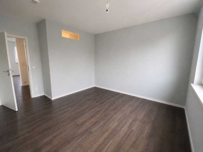EINZIEHEN UND SICH WOHLFÜHLEN - GEPFLEGTE WOHNUNG MIT LOGGIA
