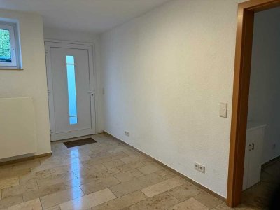 Stilvolle 3-Zimmer-Souterrain-Wohnung mit Einbauküche in Künzell