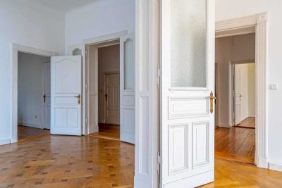 "Unsanierte, mondäne 5 Zimmer Stuck-Altbauperle mit 2 Balkonen und Aufzug im Günzelkiez, frei"