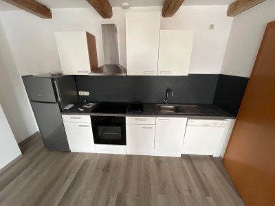 Neu renovierte 2-Zimmerwohnung mit Einbauküche.