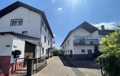 Vielseitiges Anwesen mit sehr schönem Gartengrundstück, Garagen und Innenhof in Lieblos!