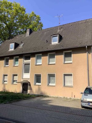 Bezahlbares Raumwunder: Gemütliches Dachgeschoß mit Einbauküche! Frei ab sofort