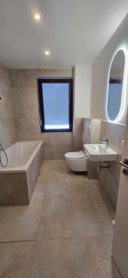 Erstbezug nach Sanierung mit Balkon und EBK: Exklusive 3-Zimmer-Wohnung mit geh. Innenausstattung