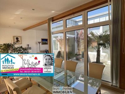 Eine Seltenheit - lichtdurchflutete Atrium-Wohnung in saniertem Zustand - nur 2 Parteien