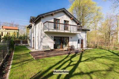 Gepflegtes Zweifamilienhaus mit Schwimmteich und exklusivem Wellnessbereich