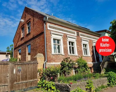 HORN IMMOBILIEN++ Altentreptow, großes Haus -teilweise modernisiert- mit Keller, Garagen und Nebenge