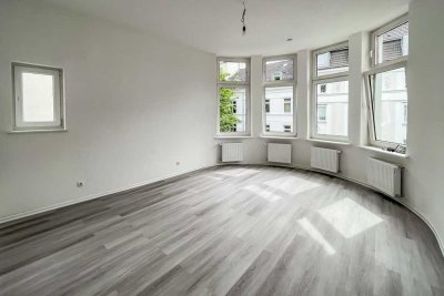 2,5 Zimmer – vollständig saniert – Erstbezug – Einkaufszentrum