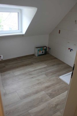 Erstbezug nach Sanierung: Stilvolle 2-Zimmer-Dachgeschosswohnung mit geh. Innenausstattung