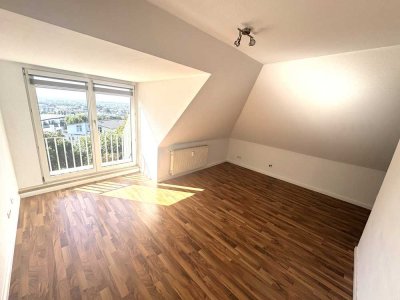 Fernblick: Helle 2-Zi.-Dachgeschosswohnung mit EBK und Carport