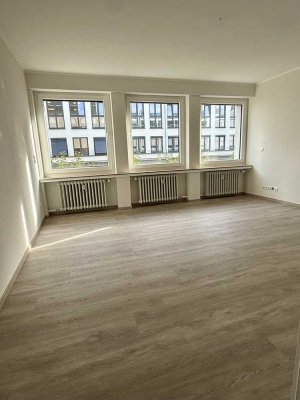 ERSTBEZUG! Kernsanierte 3-Zimmer-Wohnung mit Balkon in zentraler, ruhiger Innenstadtlage