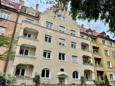 Kernsanierte 94m² - 2,5 ZKB-Altbauwohnung mit EBK und Balkon in guter Innenstadtlage