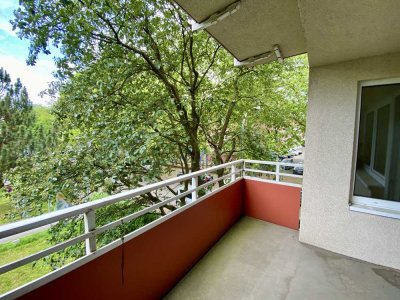 *SOFORT VERFÜGBAR* große Wohnküche mit Balkon und Blick ins Grüne, Bad mit Fenster