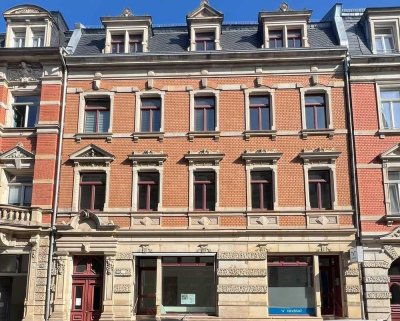 Aufwendig sanierter Altbau an einer beliebten Einkaufsstraße im Herzen Pirnas.