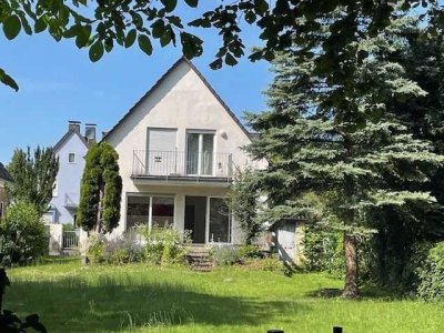 Gepflegtes Zweifamilienhaus mit Bachzugang in Top-Lage von Refrath