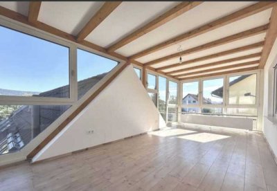 Charmante 3-Zimmer-Wohnung hell 900€ kalt,100 m² renoviert mit großem Wintergarten (beheizbar)
