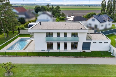 Exklusiv &amp; modern: Großzügige Villa mit Infinity-Pool