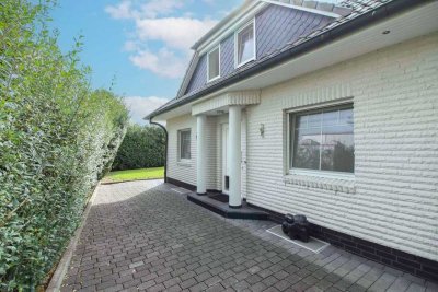 Wohnen mit Garten, KfW40+ Haus und 2 Garagen in Brunsbek