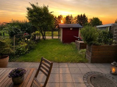Seltene Feldrandlage in Frankfurt: Modernes Familienhaus mit unverbaubarem Weitblick, Garten, Kamin