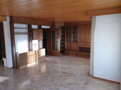 1800 € - 180 m² - 5.0 Zi. - Balkone - Große Dachterrasse - 2 Bäder - 80er-Jahre-Stil - alt aber gut