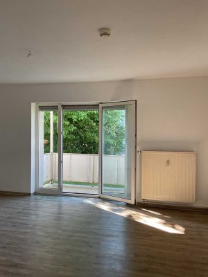 Frisch saniert! 3,5 Zimmer mit Balkon im Erdgeschoss