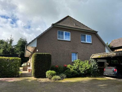 Große 4-Zimmer-Wohnung mit Terrasse, Garten und Doppelcarport - Hauscharakter