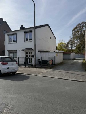 Wohnhaus mit 10 vermieteten Garagen und laufenden Einnahmen - Bremen-Gröpelingen