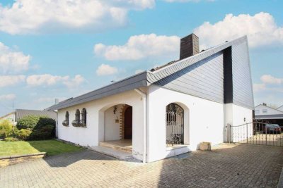 Sofort bezugsfrei, renovierungsb. EFH mit Garten, ausgebautem UG, mehrere Schlafz. & Doppel-Garage