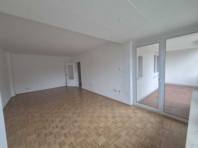 2,5 Raum Harpen, großer Balkon,  Echtholzparkett + Malerarbeiten fertig, Wannenbad