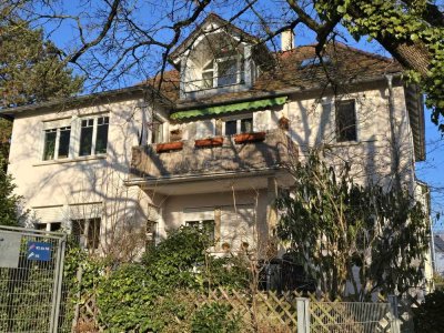 Platz für Jung und Alt - freist. 4 Fam.-Haus in guter Lage mit schönem Grundstück***