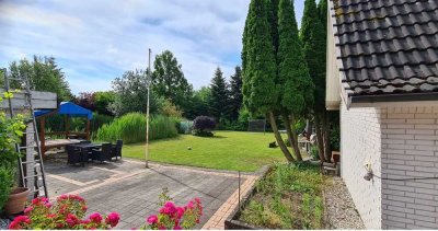 Charmante Doppelhaushälfte mit Einliegerwohnung, Gartenidylle und Pool in Rellingen