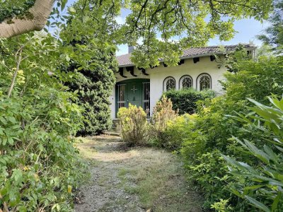 freistehender Bungalow auf parkähnlichem Grundstück zur Sanierung oder Freilegung und Neubebauung