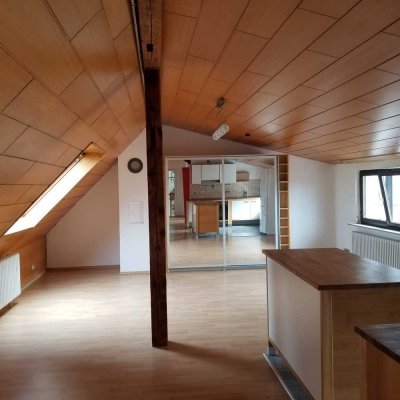 Freundliche 2-Zimmer-DG-Studio Wohnung mit Balkon und EBK in Offenburg