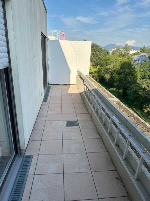 Stilvolle 2-Zimmer-Dachgeschosswohnung mit gehobener Innenausstattung mit Balkon und EBK in Ainring