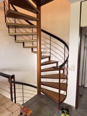 Schön renovierte und lehrstehende Maisonette Wohnung