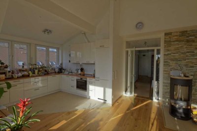 Dachgeschoss-Wohnung in kleiner Wohneinheit mit Kapellenblick