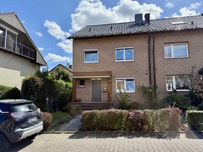 Raum für Träume: Familienidylle mit Kamin, Terrasse und Garten