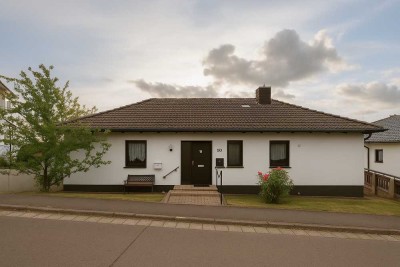 Zweifamilienhaus mit Traumausblick in schöner Lage von Gedern