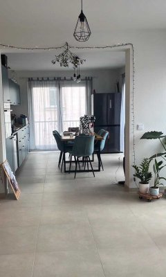 Helle 4-Zimmer-Wohnung mit Balkon und separater Dachterrasse