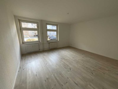 3-Zimmerwohnung mit großem Wohnzimmer, neuem Boden und Bad