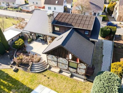 Einfamilienhaus mit Einliegerwohnung - 8,5 Zimmer, 240m², Garten, neuer Terrasse, Balkon und EBK