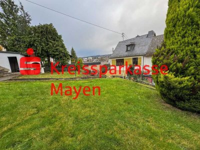Gepflegtes Einfamilienhaus in Mayen mit Garten und zwei Garagen