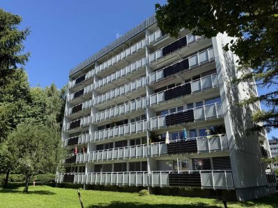 Sonnige 2-Zimmer-Wohnung mit großem Balkon und traumhaftem Ausblick.