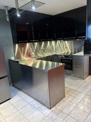 Schöne und moderne 3-Zimmer-Wohnung mit luxuriöser Innenausstattung mit Balkon und EBK