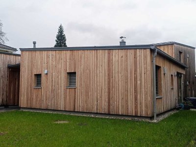 Stilvolle 2,5-Zimmer-Terrassenwohnung mit Einbauküche in Massivholz-Bauweise in München-Trudering