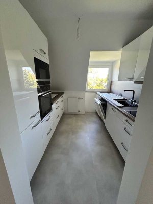 Exklusives Wohnen auf zwei Ebenen – Erstbezug nach Kernsanierung mit Garten und Homeoffice- Bereich