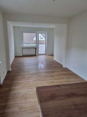 Großzügige, ruhige, renovierte 2-Zimmer-Wohnung mit Balkon und EBK